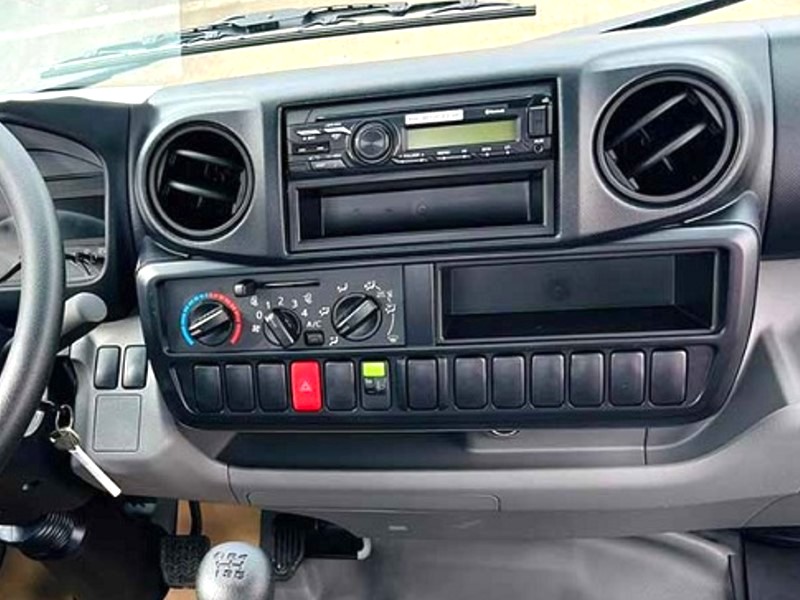 bang-dieu-khien-xe-cau-hino-xzu730l-3-5-tan-gan-cau-unic-urv345