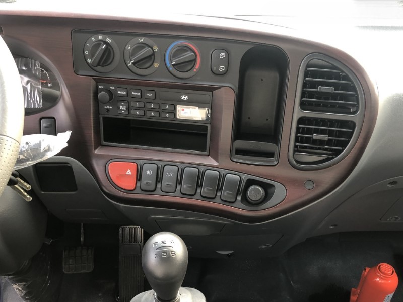 bang-dieu-khien-xe-tai-cho-gia-suc-hyundai-mighty-hd110xl-6-tan