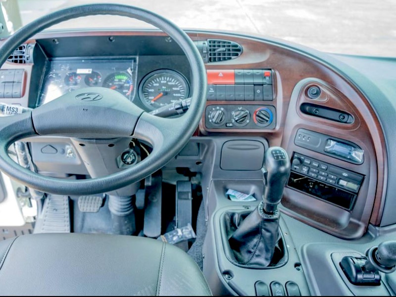 bang-dieu-khien-xe-tai-hyundai-hd320-4-chan-cho-gia-suc-15-tan