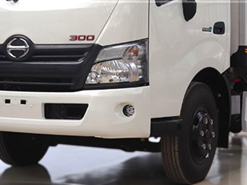 den-xe-cau-hino-xzu720l-2-tan-gan-cau-unic-urv345