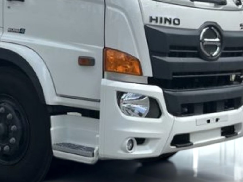 den-xe-tai-hino-fc9jjta-5-5-tan-thung-cho-heo