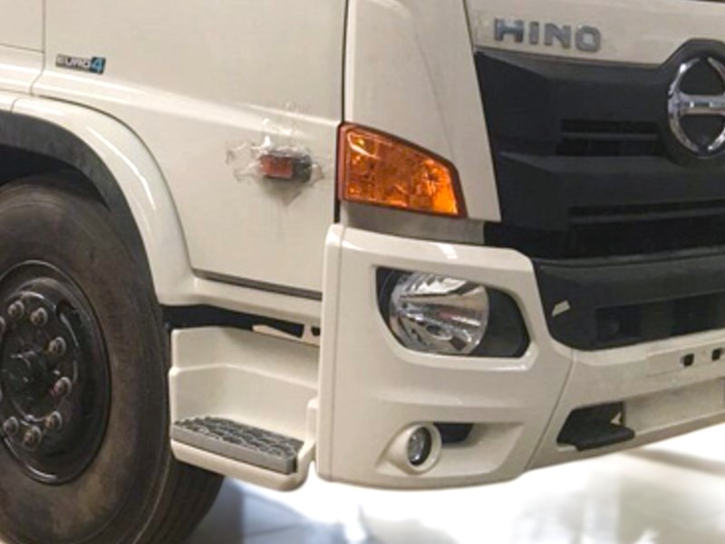 den-xe-tai-hino-fg8jp7a-7-1-tan-thung-cho-gia-suc