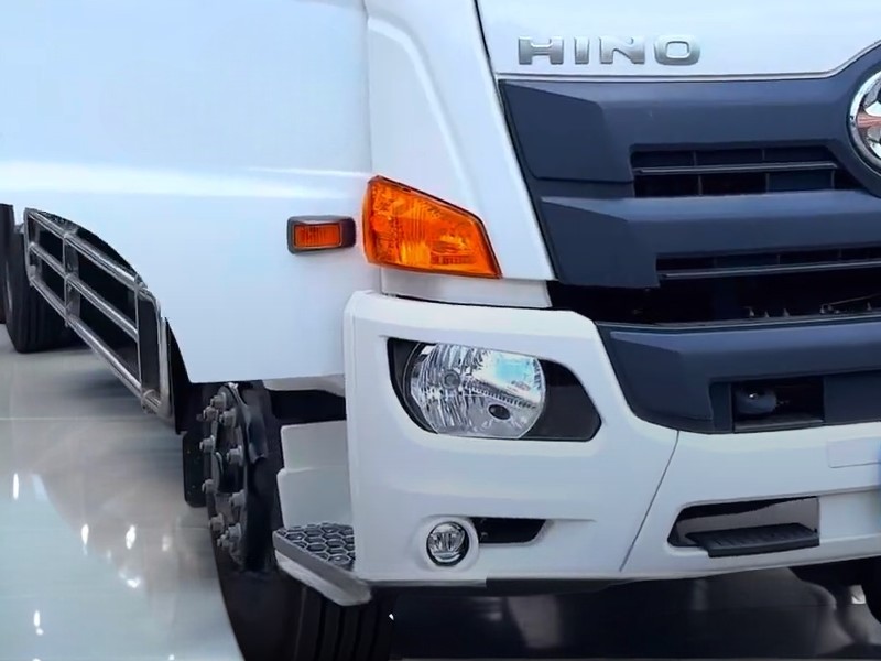 den-xe-tai-hino-fl8jt7a-14-tan-3-chan-cho-gia-suc