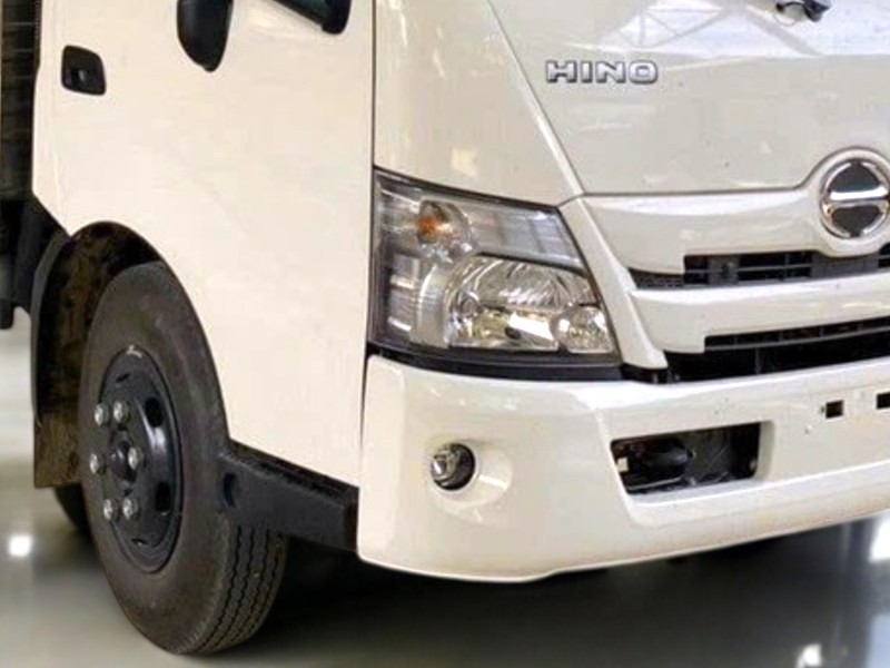 den-xe-tai-hino-xzu720l-3-tan-cho-heo