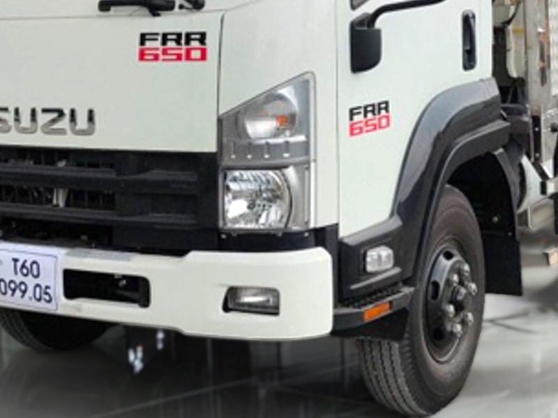 den-xe-tai-isuzu-frr90ne4-4-5-tan-cho-gia-suc-3-tang