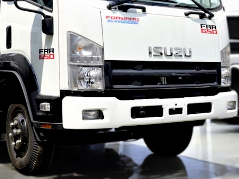 den-xe-tai-isuzu-frr90ne4-6-tan-cho-gia-suc