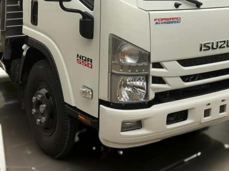 den-xe-tai-isuzu-nqr75le4-4-tan-cho-gia-suc