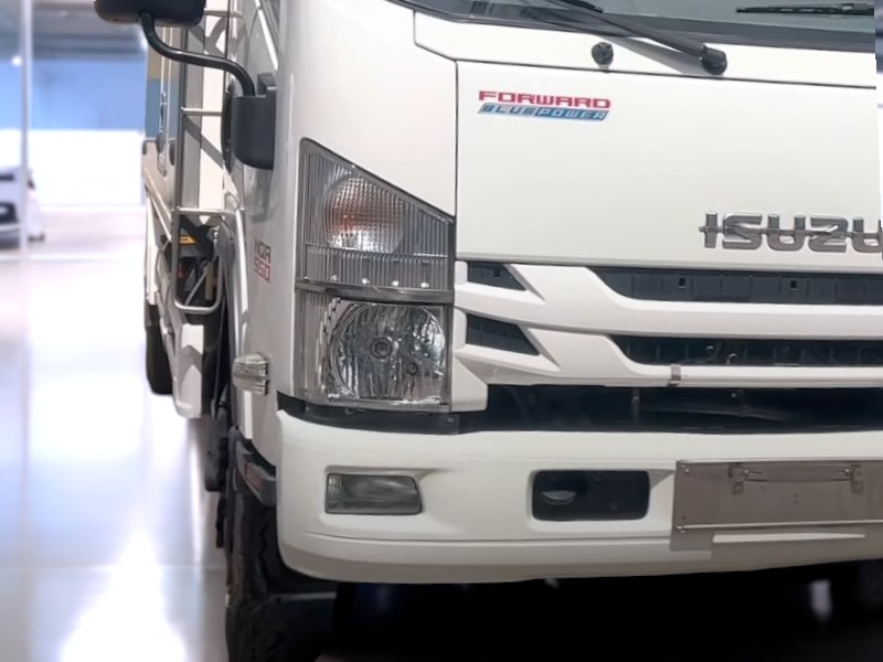 den-xe-tai-isuzu-nqr75me4-5-tan-thung-dong-lanh
