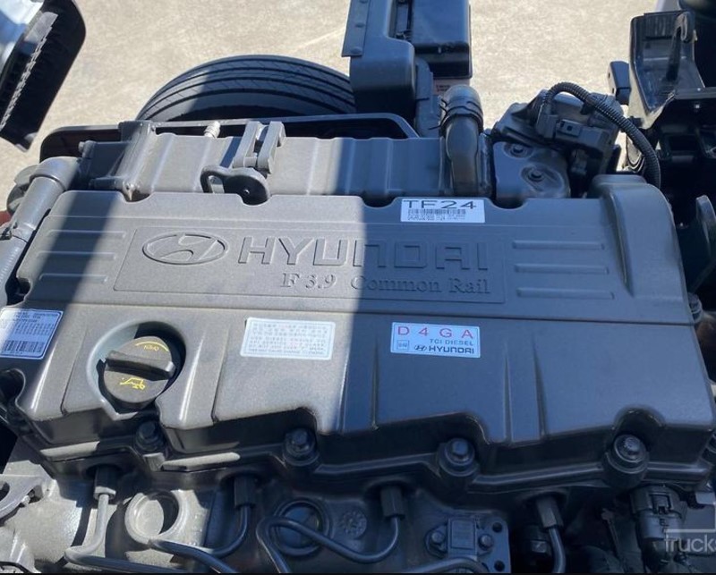 dong-co-xe-tai-cho-gia-suc-hyundai-mighty-ex8-gtl-6-4-tan
