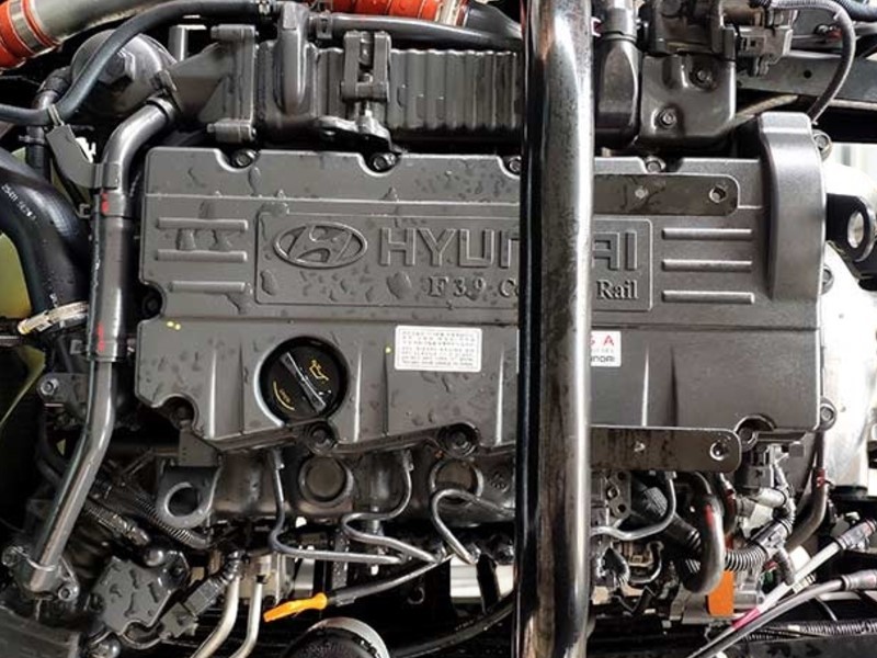 dong-co-xe-tai-cho-gia-suc-hyundai-mighty-hd110xl-6-tan