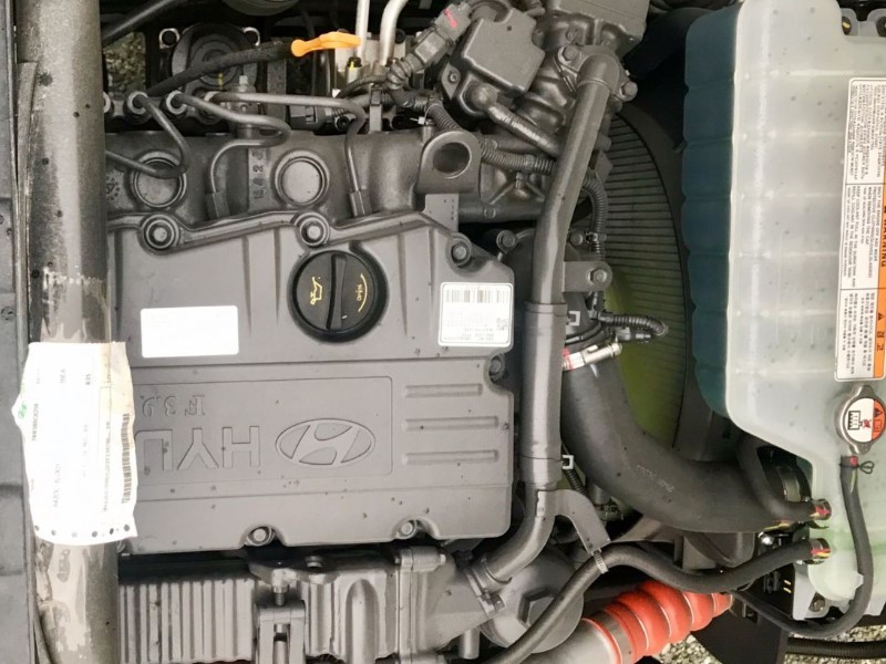 dong-co-xe-tai-cho-gia-suc-hyundai-new-mighty-110s-5-9-tan-1