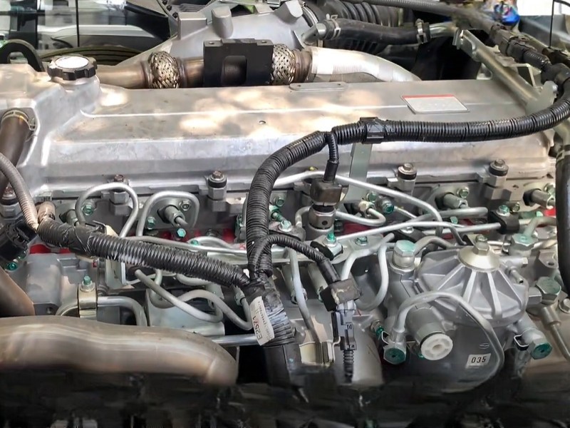 dong-co-xe-tai-hino-fg8jt7a-6-8-tan-thung-cho-gia-suc