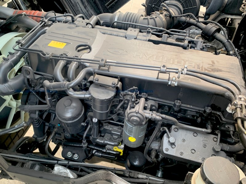 dong-co-xe-tai-hyundai-hd320-4-chan-cho-gia-suc-15-tan