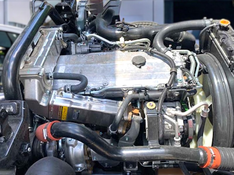 dong-co-xe-tai-isuzu-frr90ne4-6-tan-cho-gia-suc