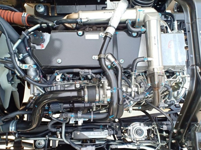 dong-co-xe-tai-isuzu-fvr34qe4-9-tan-thung-mui-bat