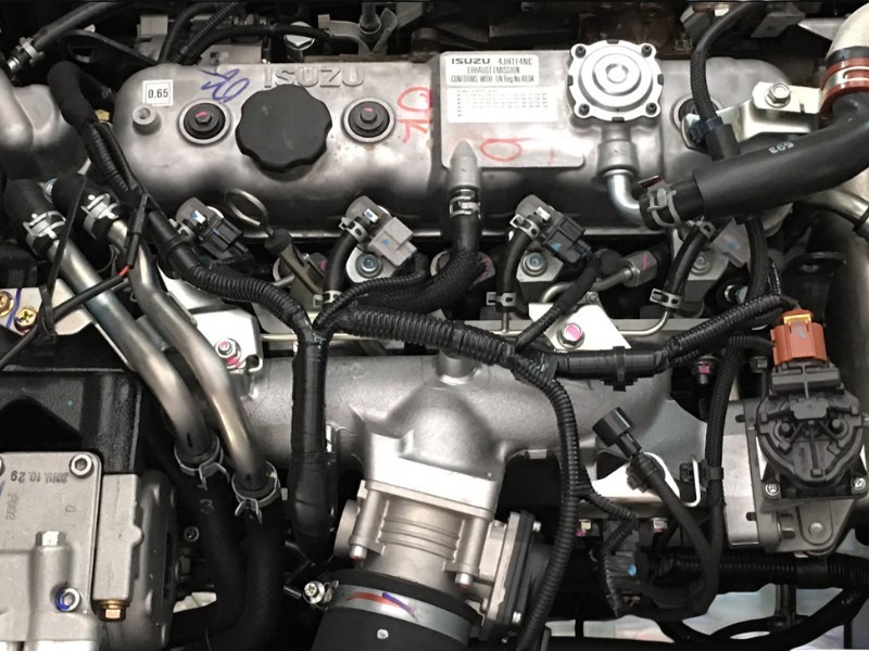 dong-co-xe-tai-isuzu-nmr85he4-3-tan-thung-kin