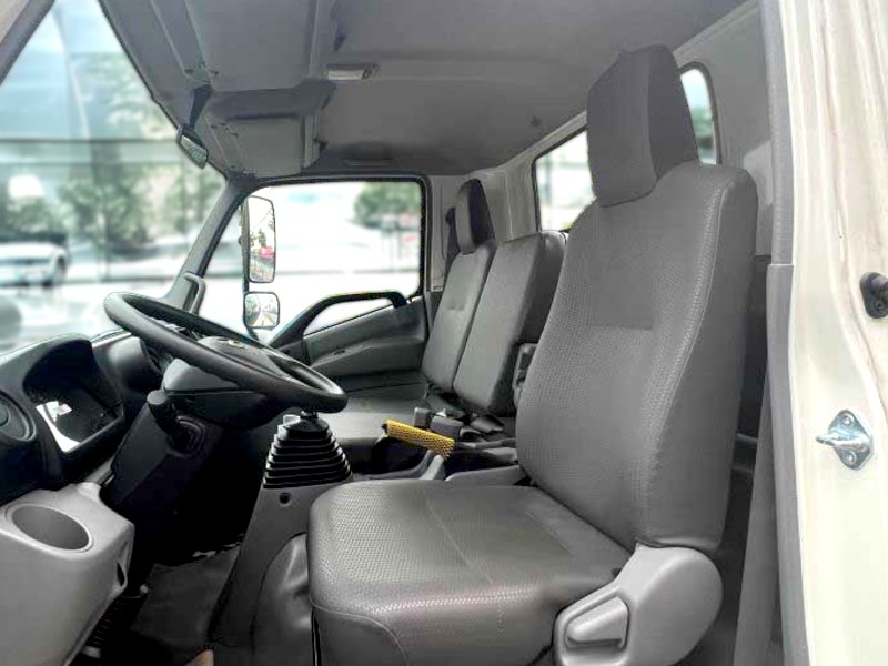 ghe-xe-tai-hino-xzu720l-3-tan-cho-heo