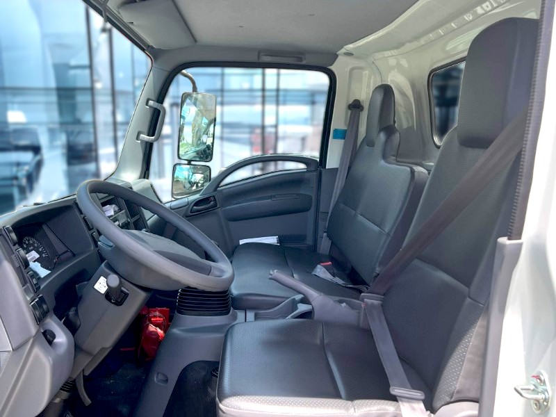 ghe-xe-tai-isuzu-nqr75le4-4-tan-cho-gia-suc