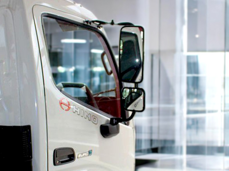 guong-chieu-hau-xe-cau-hino-xzu720l-2-tan-gan-cau-unic-urv346