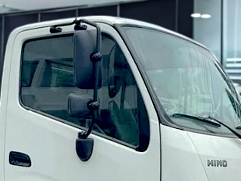 guong-chieu-hau-xe-cau-hino-xzu730l-3-5-tan-gan-cau-unic-urv345