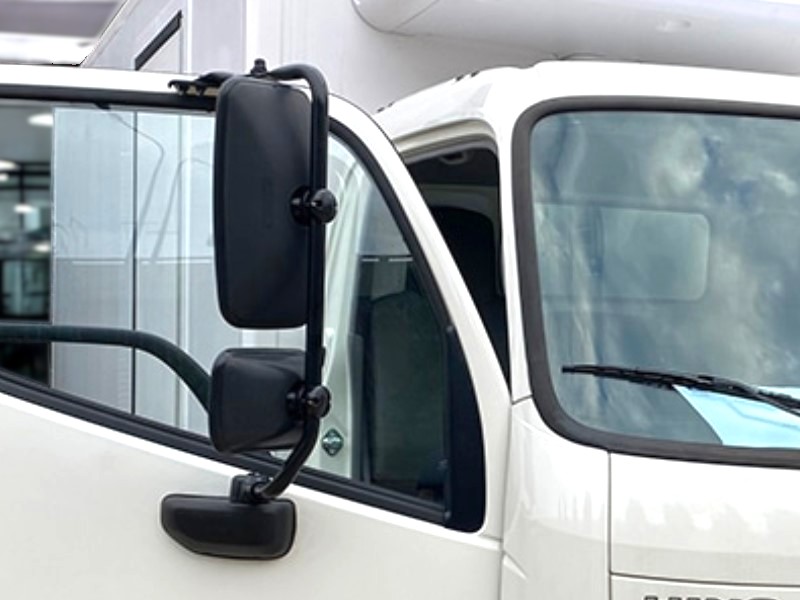guong-chieu-hau-xe-dong-lanh-hino-xzu650l-1-5-tan