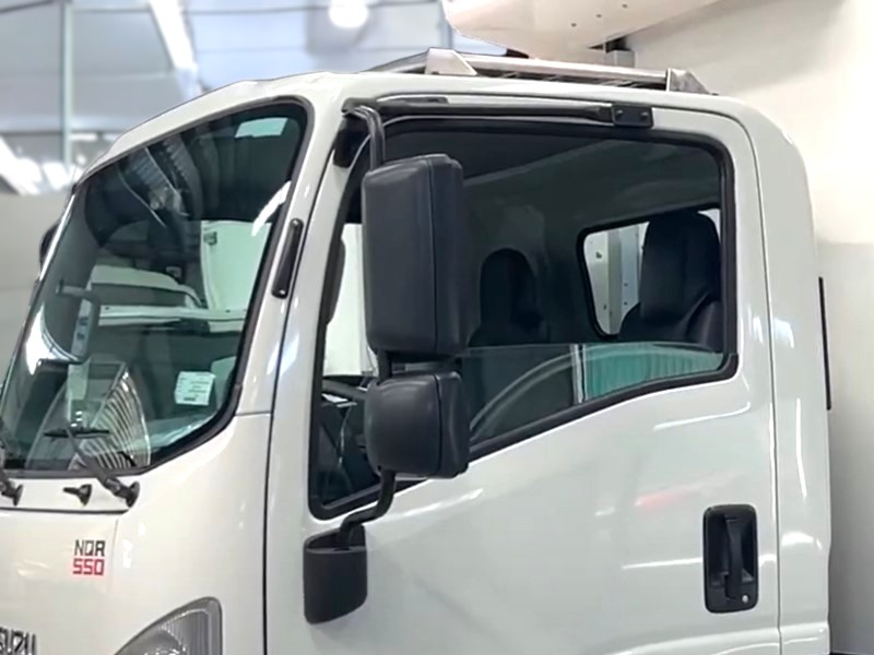 guong-chieu-hau-xe-dong-lanh-isuzu-nqr75me4-5-5-tan
