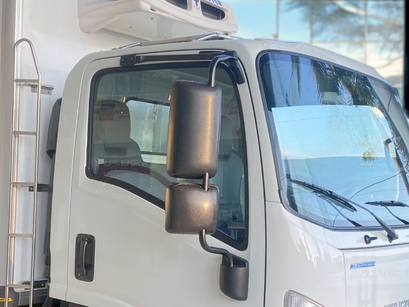 guong-chieu-hau-xe-dong-lanh-isuzu-qkr77fe4-2-tan