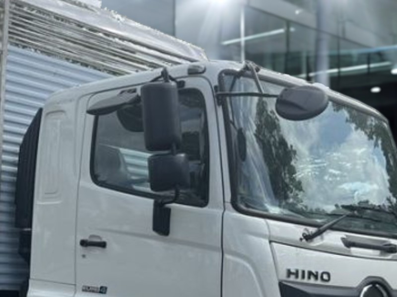 guong-chieu-hau-xe-tai-hino-fc9jjta-5-5-tan-thung-cho-heo