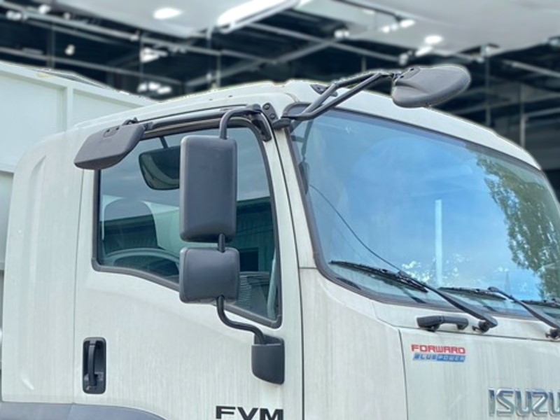 guong-chieu-hau-xe-tai-isuzu-fvm34we4-11-tan-3-chan-cho-gia-suc
