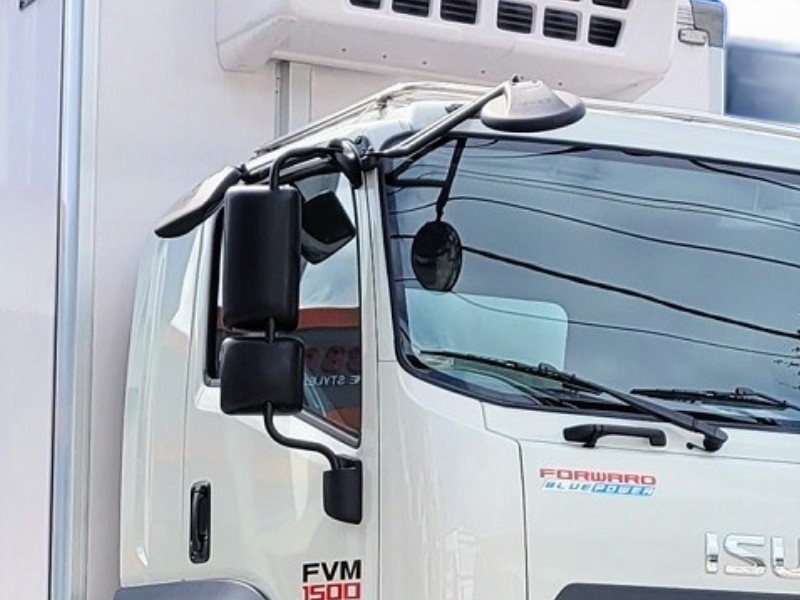 guong-chieu-hau-xe-tai-isuzu-fvm34we4-13-5-tan-thung-dong-lanh