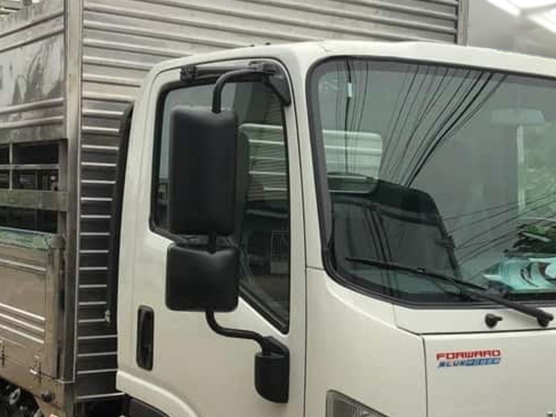 guong-chieu-hau-xe-tai-isuzu-nqr75le4-4-tan-cho-gia-suc