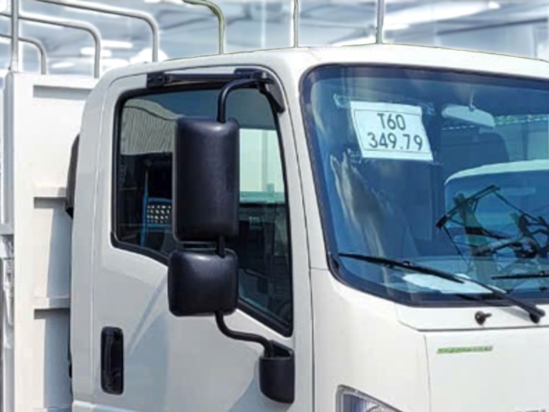 guong-chieu-hau-xe-tai-isuzu-qkr77he4-1-7-tan-cho-gia-suc