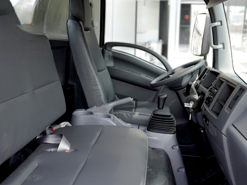 noi-that-xe-tai-isuzu-npr85ke4-3-tan-cho-gia-suc