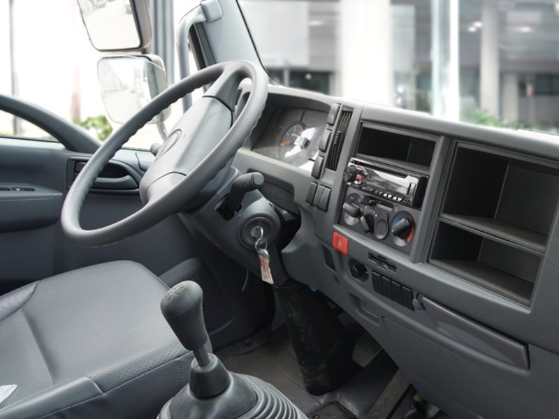 noi-that-xe-tai-isuzu-nqr75le4-4-tan-cho-gia-suc