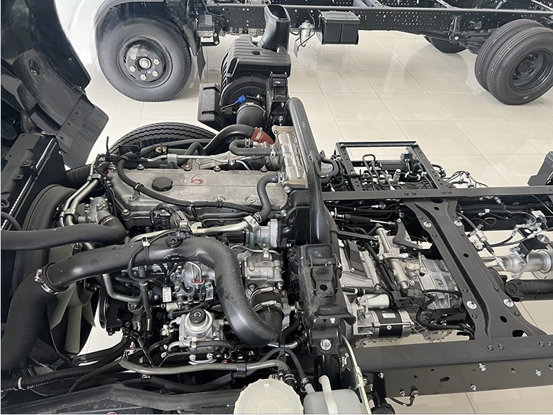 xe-tai-cho-gia-cam-isuzu-nmr85he4-1-8-tan-dong-co