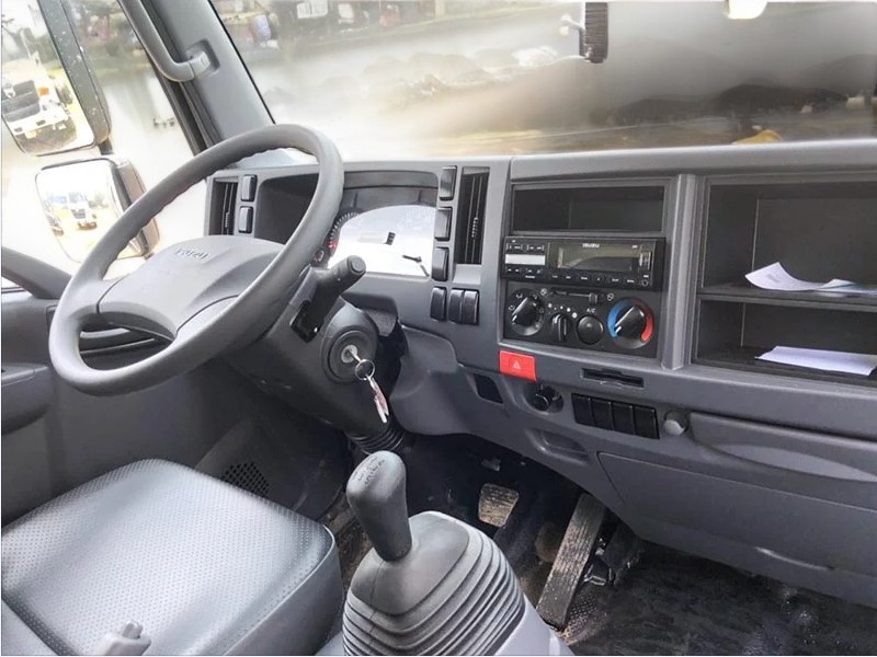 xe-tai-cho-gia-cam-isuzu-nmr85he4-1-8-tan-noi-that-1
