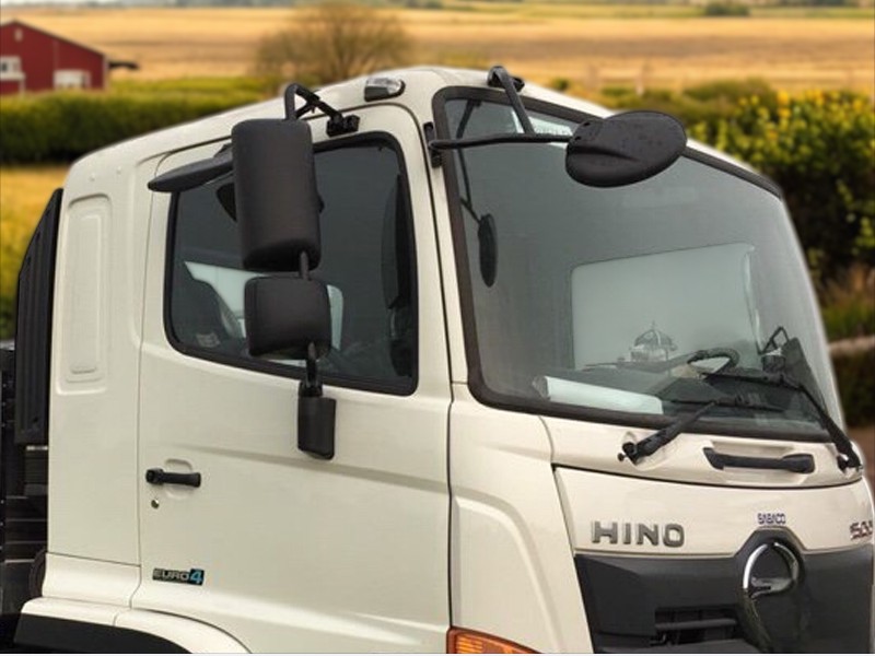 xe-tai-hino-13-tan-3-chan-cho-gia-cam-mat-cabin