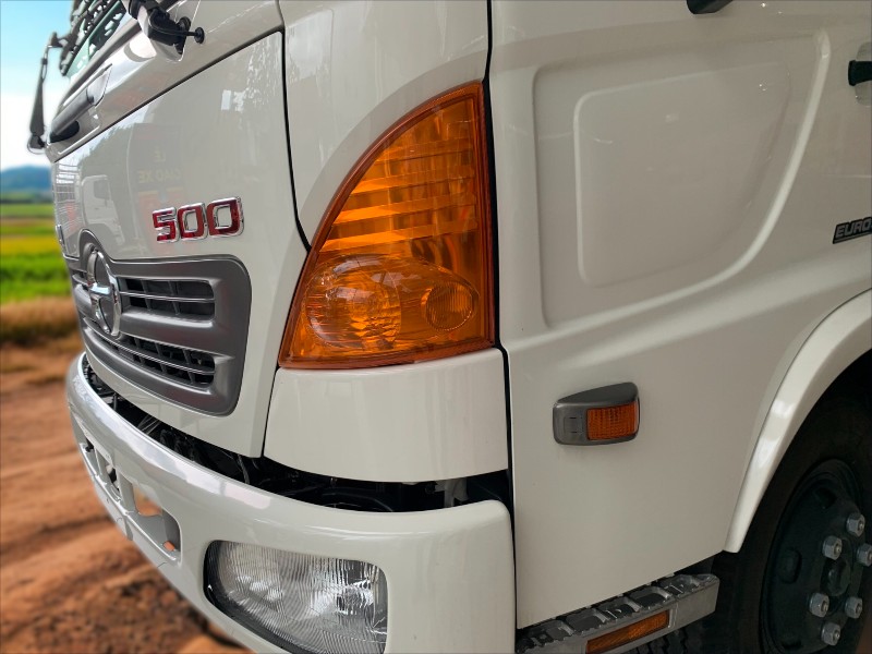 xe-tai-hino-fc9jjta-4-9-tan-thung-cho-gia-cam-den-xe