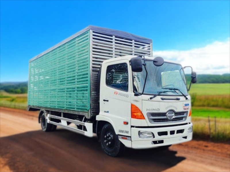 xe-tai-hino-fc9jjta-4-9-tan-thung-cho-gia-cam-ngoai-that-1