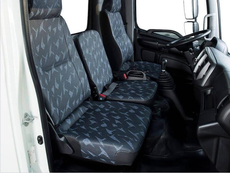 xe-tai-hino-fc9jlta-4-7-tan-thung-cho-ga-vit-noi-that