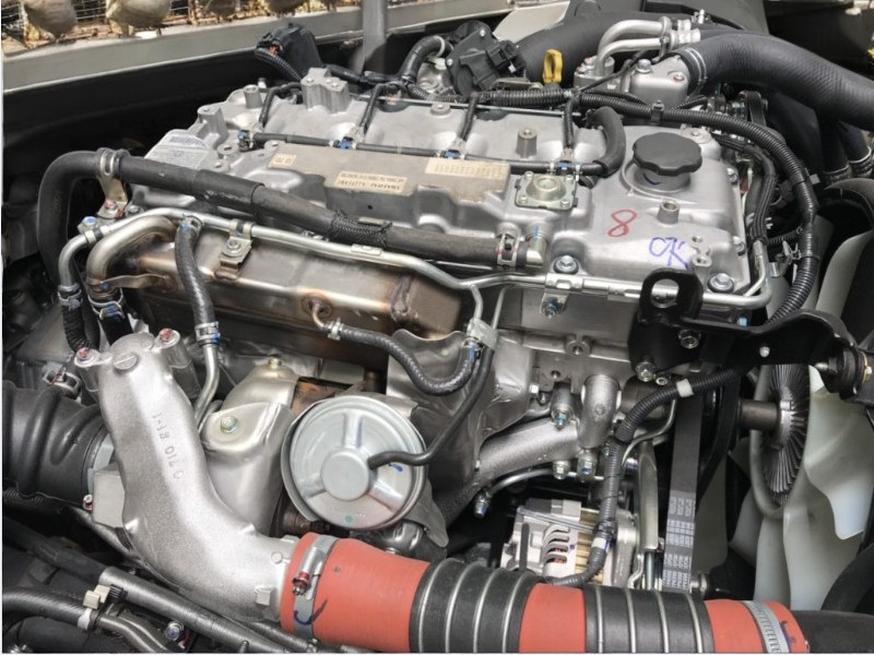 xe-tai-hino-fg8jp7a-6-5-tan-thung-cho-ga-vit-dong-co