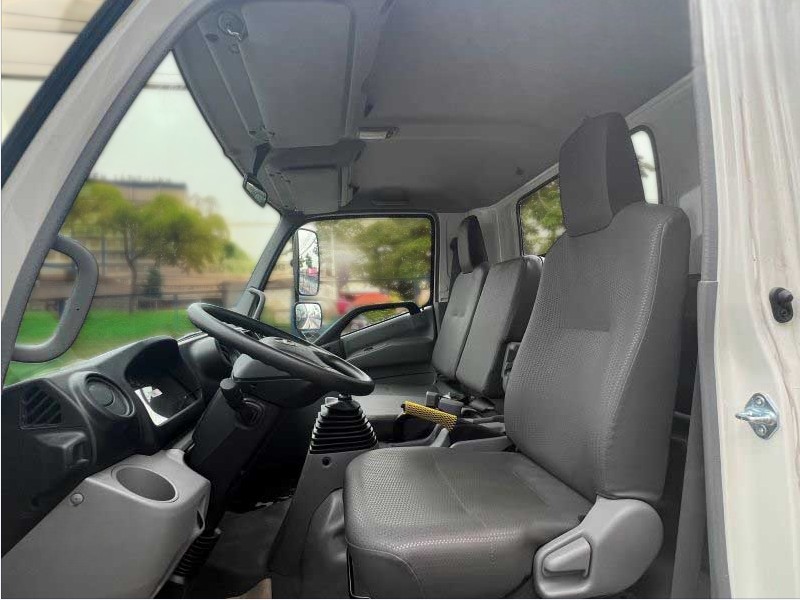 xe-tai-hino-fg8jt7a-6-tan-thung-cho-gia-cam-noi-that