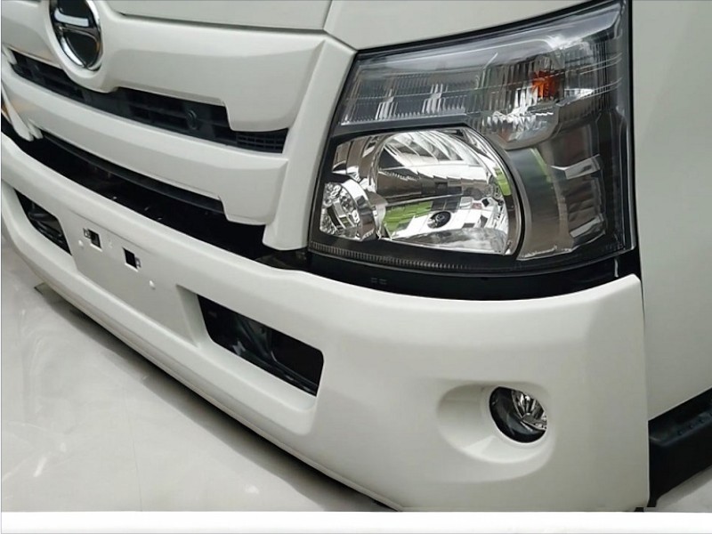 xe-tai-hino-xzu710l-2-5-tan-thung-kin-guong-xe