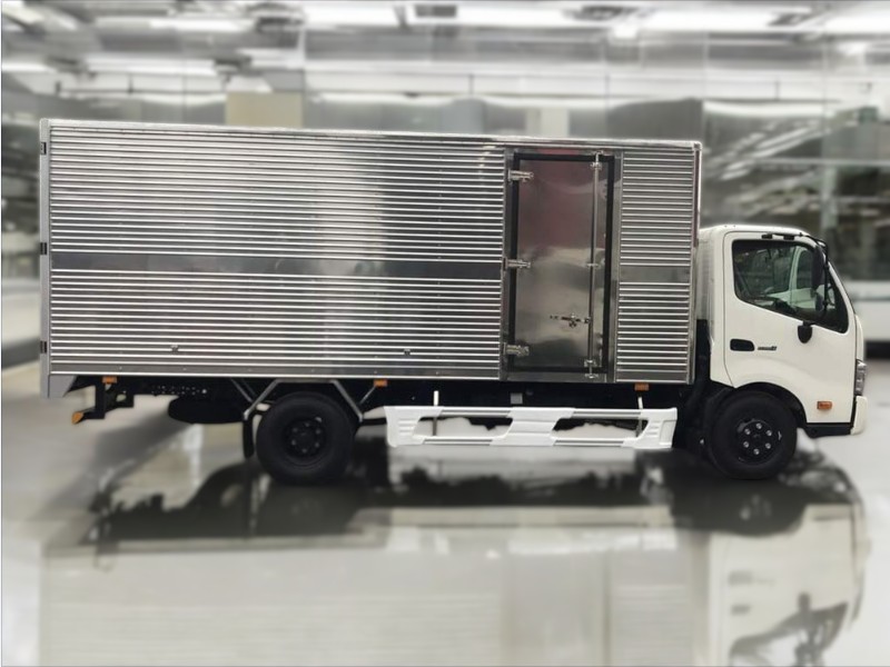 xe-tai-hino-xzu710l-2-5-tan-thung-kin-thung-xe