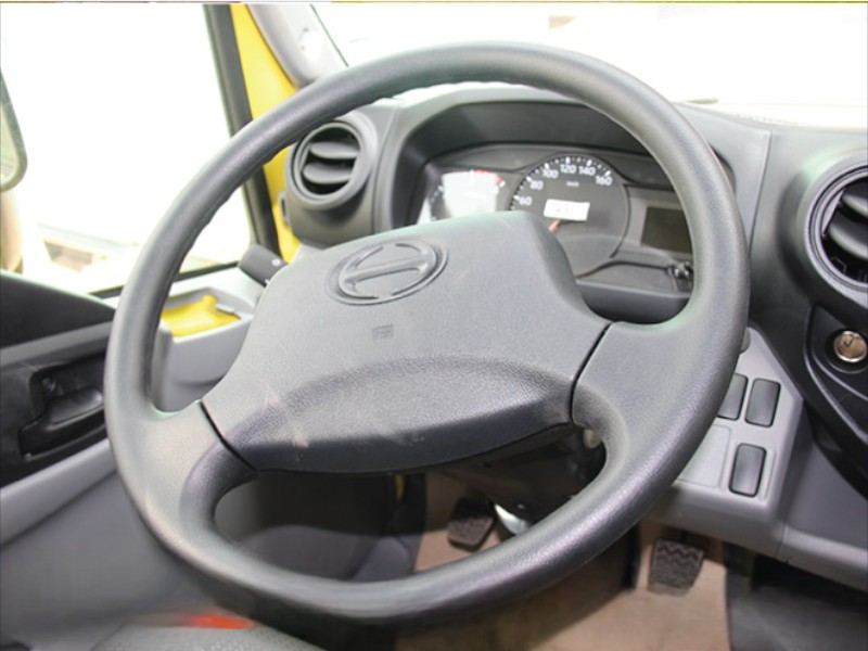 xe-tai-hino-xzu720l-3-tan-cho-gia-cam-vo-lang