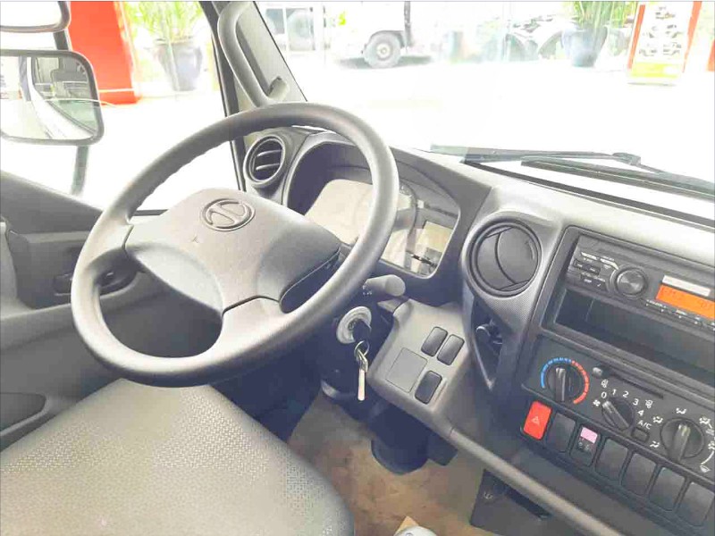 xe-tai-hino-xzu730l-3-5-tan-thung-cho-vit-ga-bang-dieu-khien