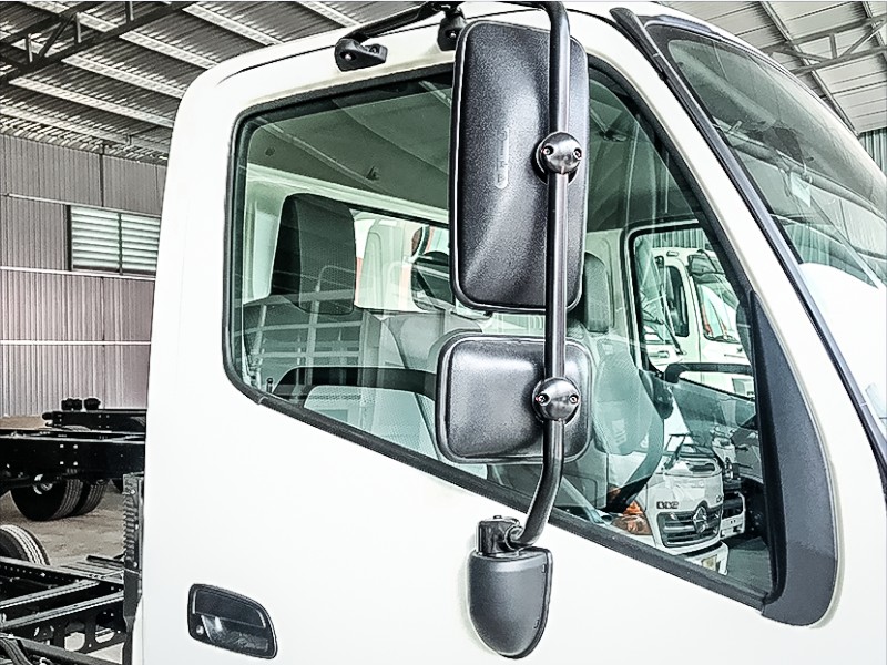 xe-tai-hino-xzu730l-3-5-tan-thung-cho-vit-ga-guong