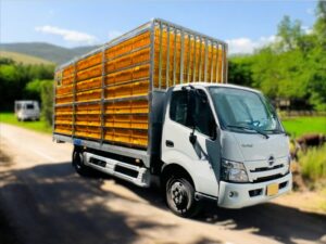 XE TẢI HINO XZU730L 3.5 TẤN THÙNG CHỞ VỊT GÀ