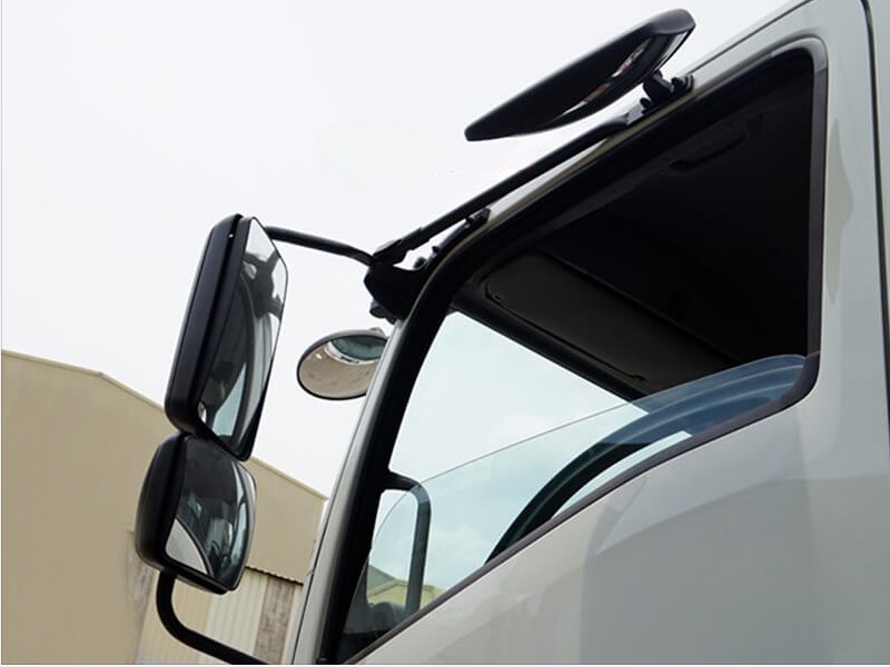 xe-tai-isuzu-frr90ne4-6-tan-thung-bao-on-guong