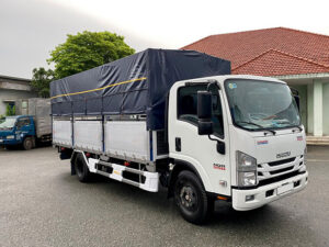 Alternative view of XE TẢI ISUZU NQR75LE4 5 TẤN THÙNG MUI BẠT